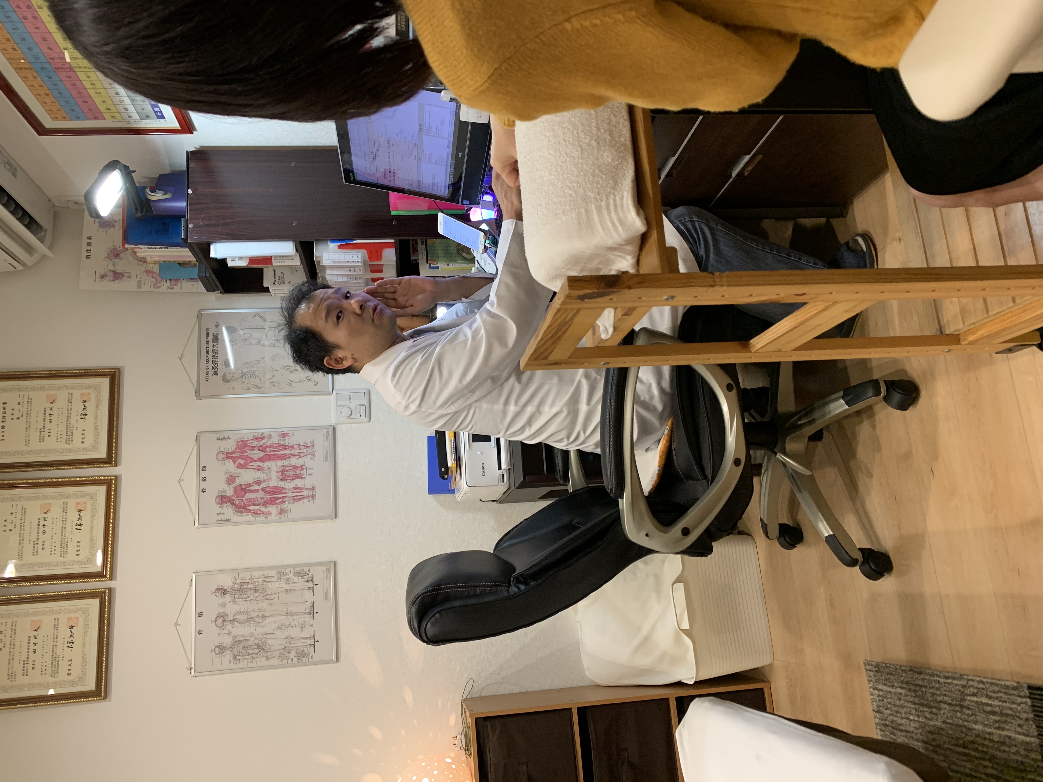 診療中の當山伸一院長