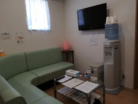 近江治療院の待合室｜彦根市の落ち着いた院内空間